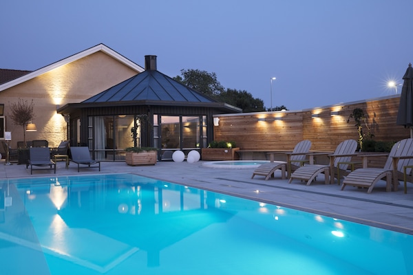 Behandelingskamers voor koppels, een sauna, een bubbelbad, een stoombad