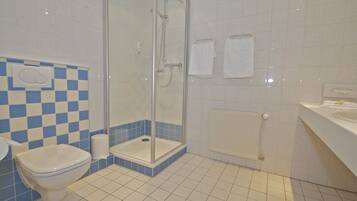 Ein Badezimmer mit Dusche, Toilette und Waschbecken.