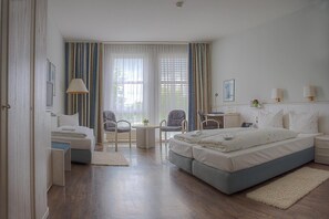 Hypo-allergenic bedding, minibar, in-room safe, desk