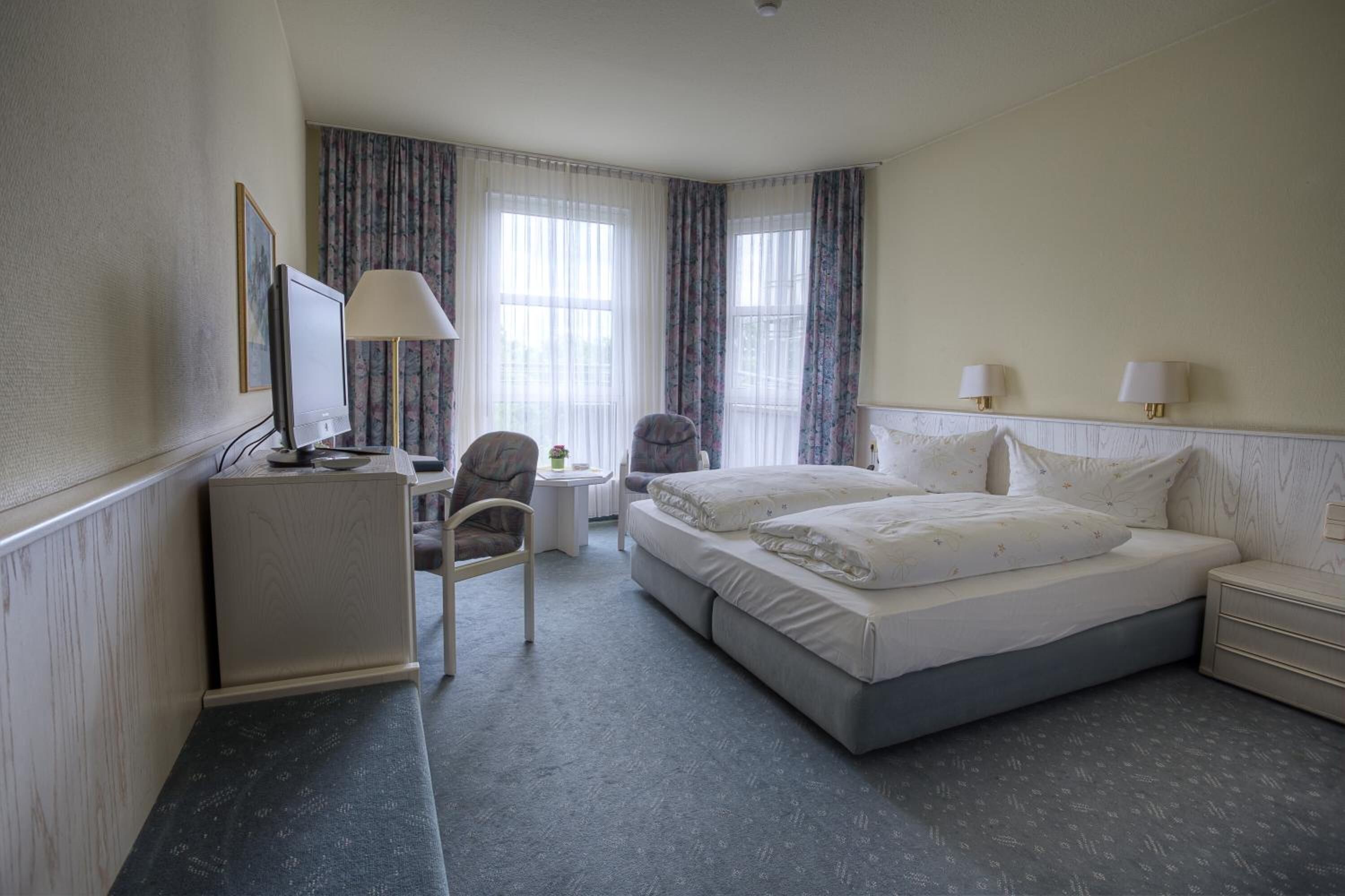 hypo-allergenic bedding, minibar, in-room safe, desk