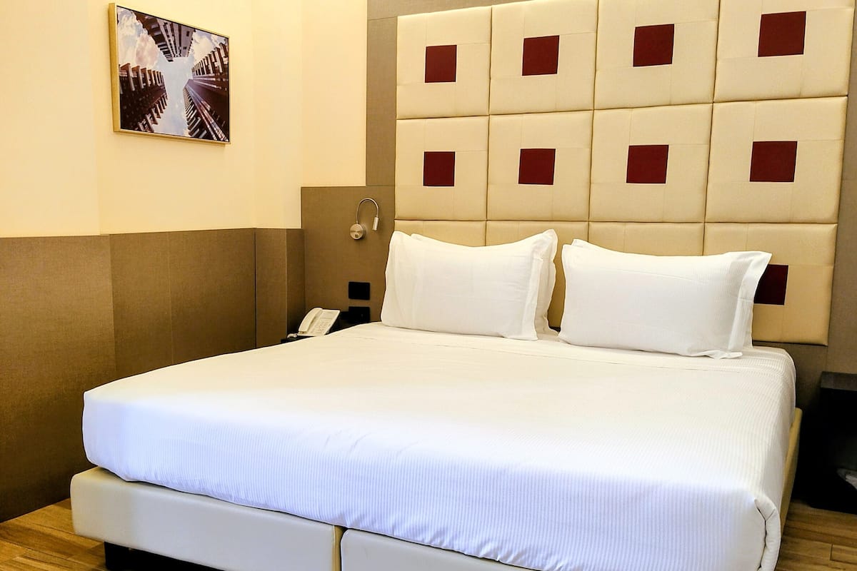 Habitación superior con 1 cama doble o 2 individuales | 1 dormitorio, minibar, espacio para trabajar con un portátil