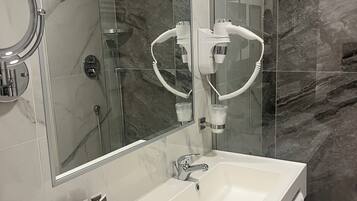 Family Double or Twin Room, Non Smoking, Air conditioning | Bathroom | Shower, free toiletries, hair dryer, bidet