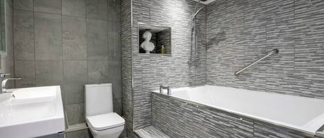 Executive Suite | Badrum | Badkar/dusch, gratis toalettartiklar, hårtork och handdukar