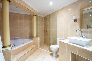 Two Bed Room Apartment (5 Guest) | バスルーム | シャワー付き浴槽、バスアメニティ (無料)、ヘアドライヤー、タオル
