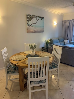 Living area - The Lakes Resort Cairns (Cairns North)