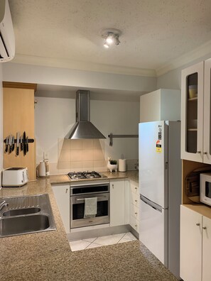 Family Room | Private kitchen | Full-size fridge, microwave, oven, stovetop