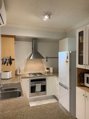 Family Room | Private kitchen | Full-sized fridge, microwave, oven, stovetop