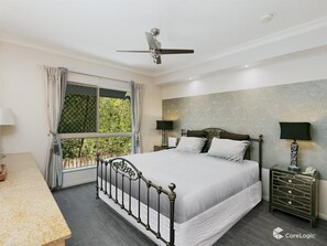 Studio | Hypo-allergenic bedding, in-room safe, iron/ironing board, free WiFi