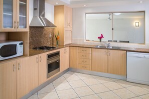 Apartamento Deluxe, 2 habitaciones | Cocina privada | Frigorífico grande, microondas, horno y placa de cocina
