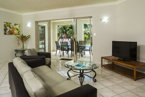 Apartamento luxo, 2 quartos | Sala de estar | TV LED