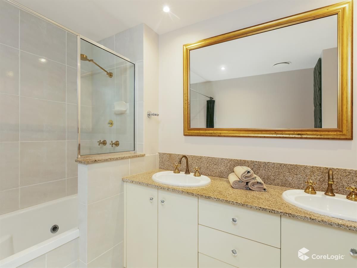 studio | bathroom | combined shower/bathtub, designer toiletries, hair dryer, towels