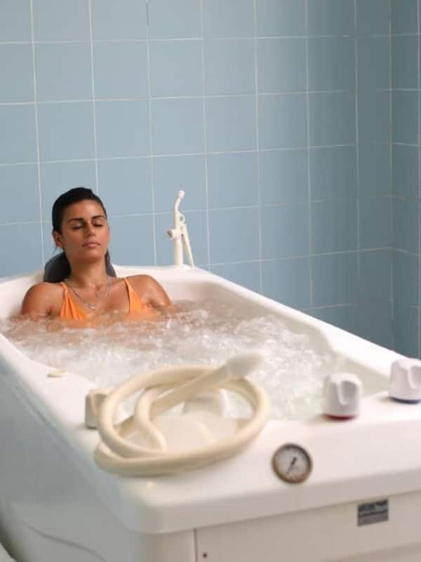 Jetted bathtub