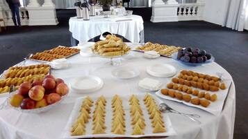 Café da manhã com buffet grátis todos os dias