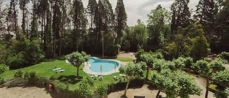 Una piscina al aire libre de temporada