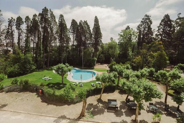 Una piscina al aire libre de temporada