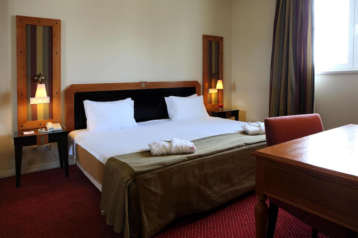 Minibar, in-room safe, soundproofing, free WiFi
