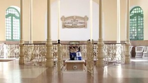A spacious hall with a central gazebo, a sign reading "FONTE ALBANO COUTINHO", and a bench with a blue cushion. - Hotel das Termas Curia (Anadia)