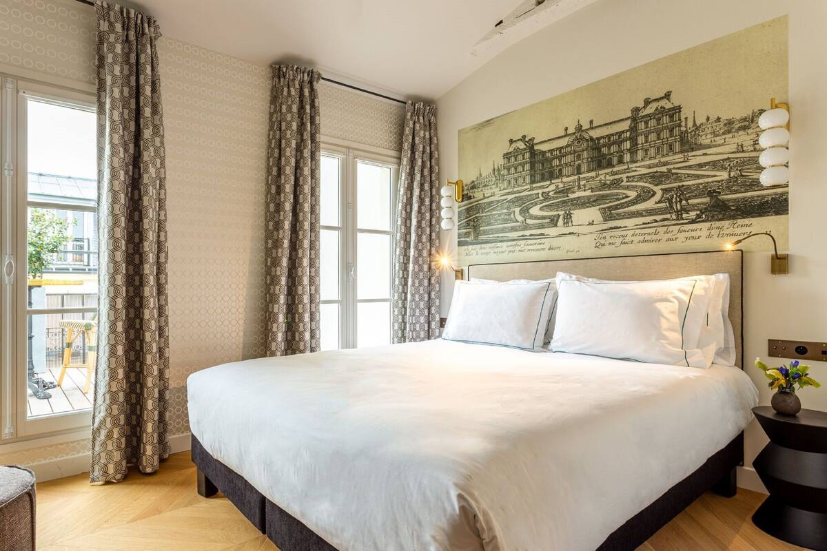 Sengetøy av topp kvalitet, minibar, safe på rommet og skrivebord