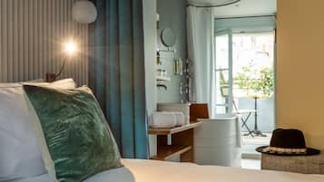 Ropa de cama de alta calidad, minibar, caja fuerte y escritorio