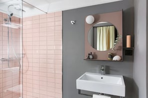 Free toiletries, hair dryer, towels - Hotel les Cigales (Nice)