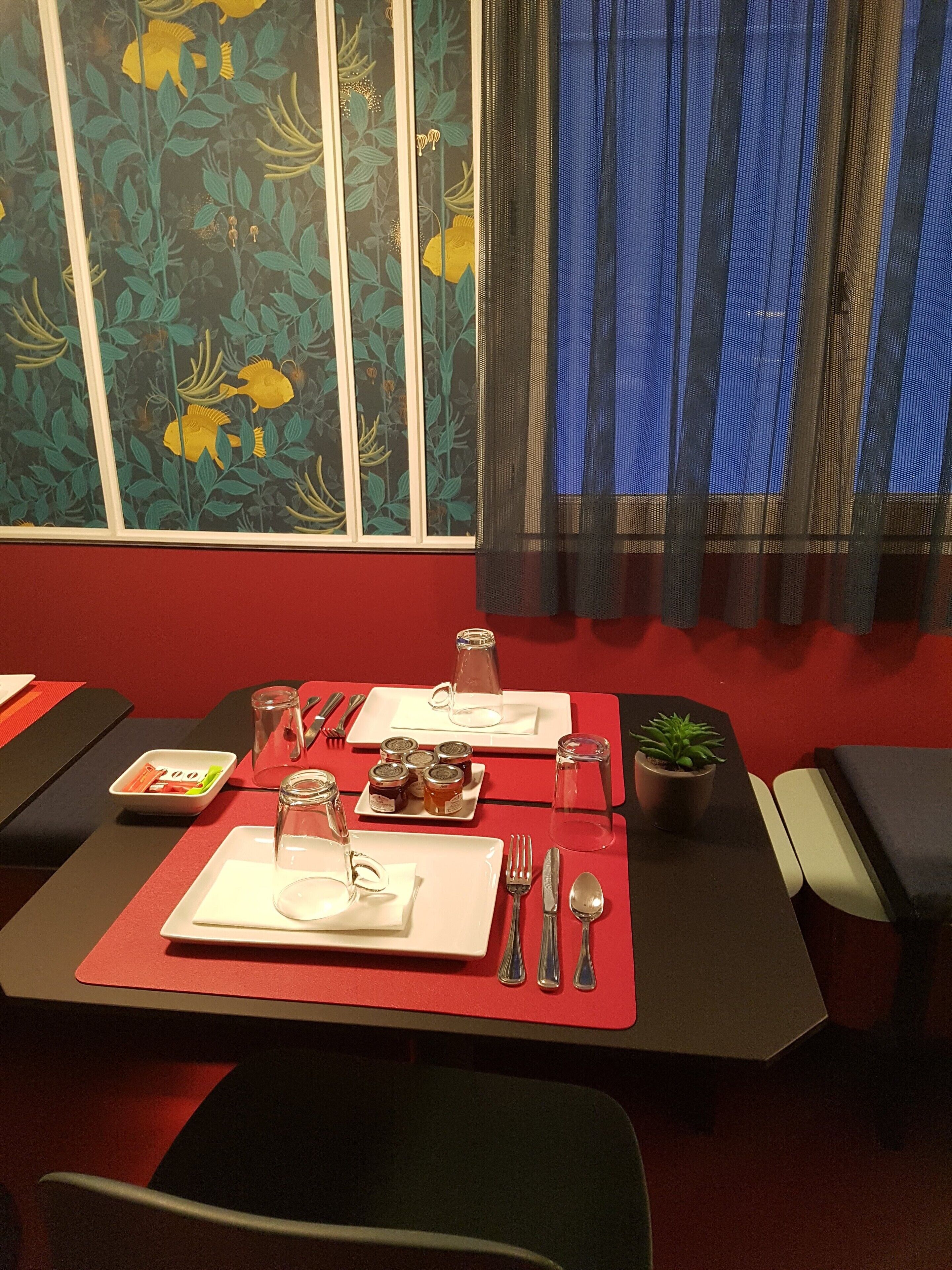 daily cooked-to-order breakfast (eur 12 per person)