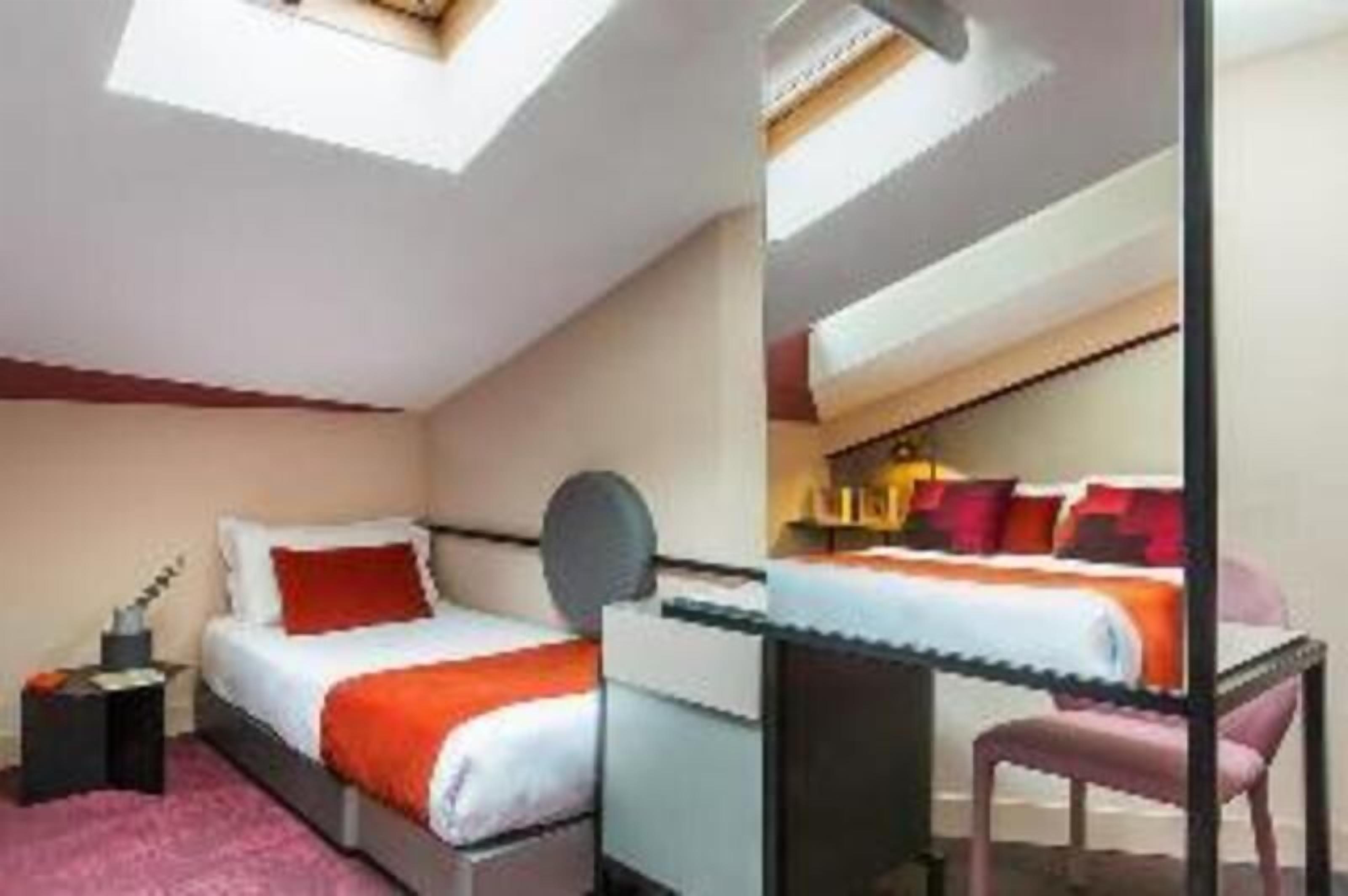 Luxe beddengoed, een minibar, een kluis op de kamer, een bureau