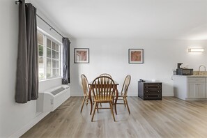 Phòng Suite, 1 giường cỡ king | 1 phòng ngủ, bàn, màn/rèm cản sáng, bàn ủi/dụng cụ ủi quần áo 