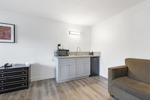 Suite, 1 kingsize-seng | Skrivebord, blendingsgardiner, strykejern/-brett og wi-fi (inkludert)