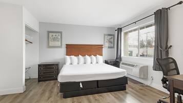 Suite - 1 kingsize-seng | 1 soveværelse, skrivebord, mørklægningsgardiner, strygejern/strygebræt