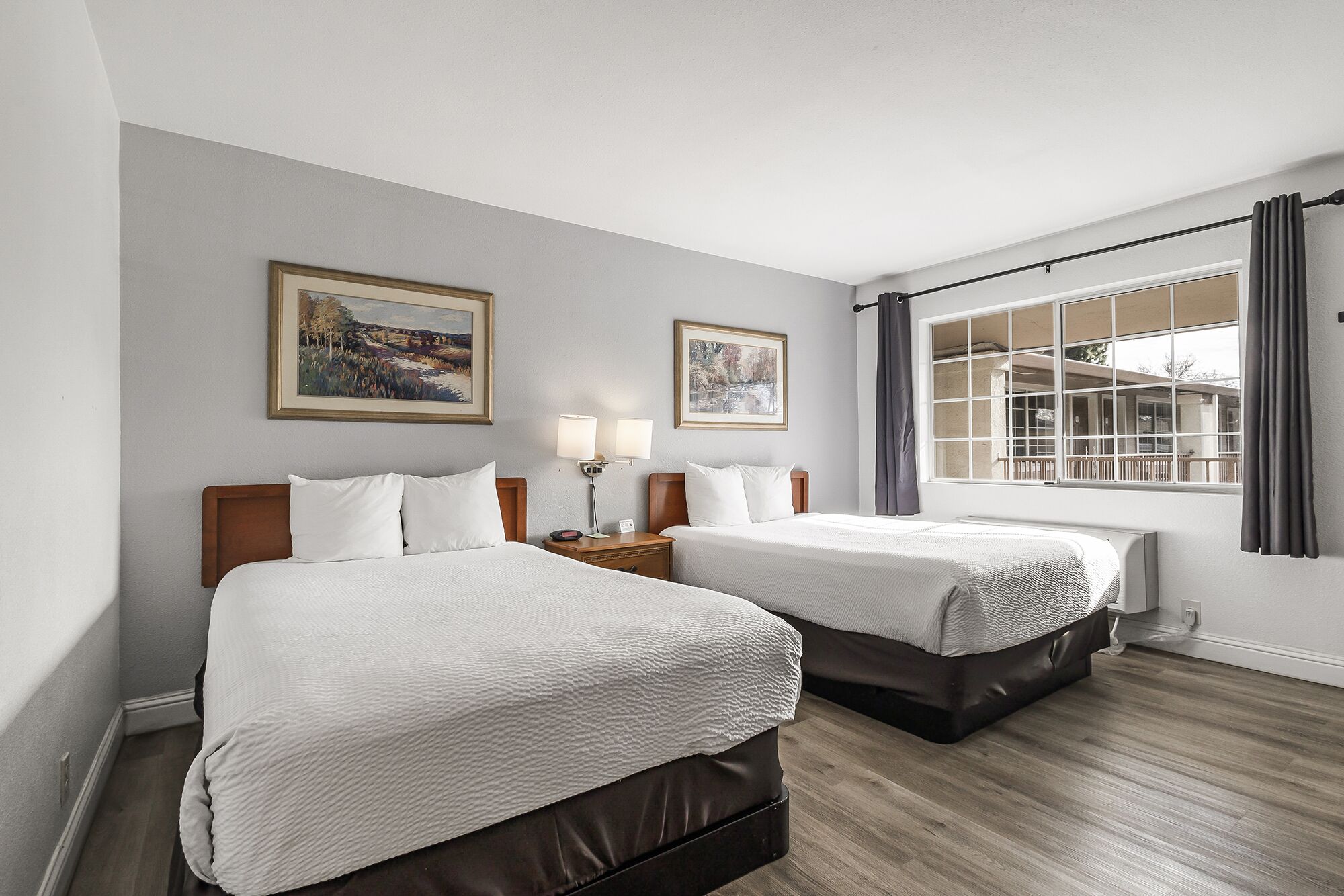 Standaard kamer, 2 tweepersoonsbedden | Een bureau, verduisterende gordijnen, een strijkplank/strijkijzer