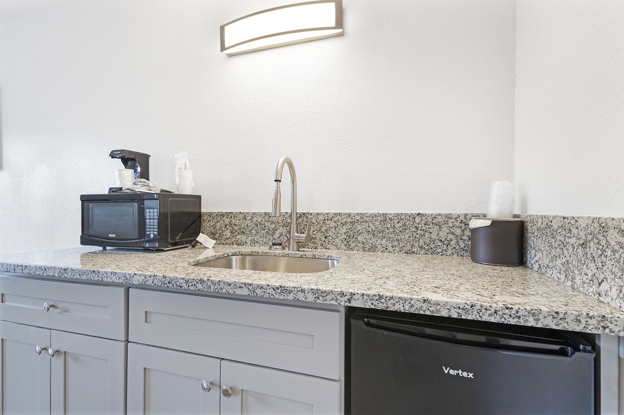 Een bureau, verduisterende gordijnen, een strijkplank/strijkijzer