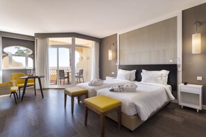 Habitación con 1 cama doble o 2 individuales, vistas al mar | Caja fuerte, escritorio, cortinas opacas y sistema de insonorización