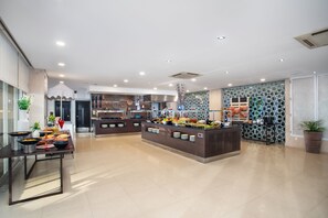 Café da manhã com buffet grátis todos os dias