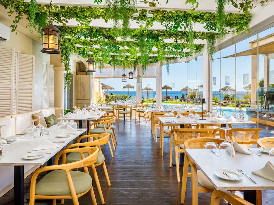 Se sirven desayunos y cocina internacional, con vista a la playa