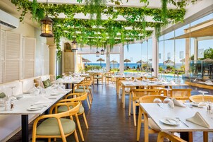 供应早餐、午餐和晚餐，国际美食，海滩景  观