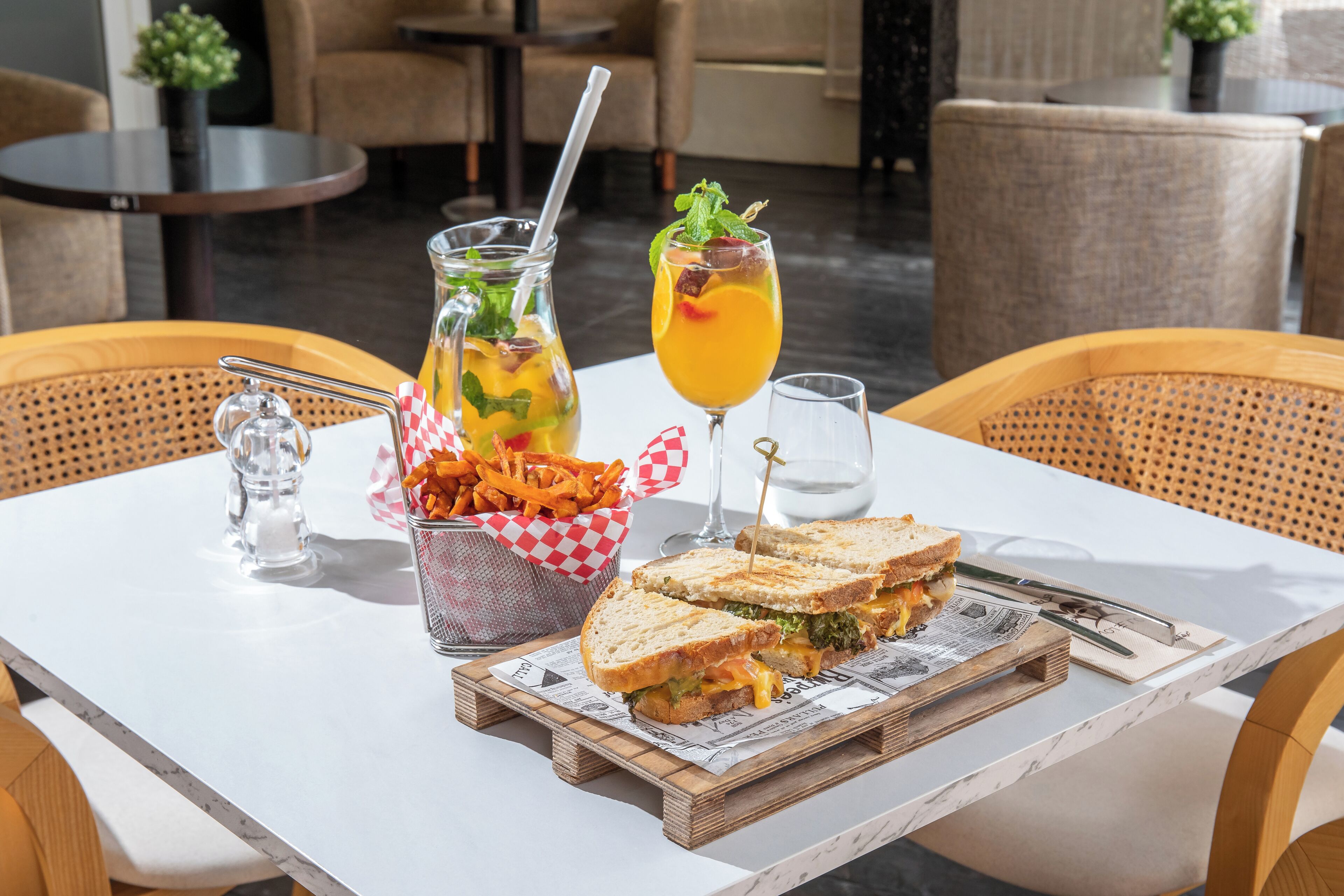 Quầy bar bên hồ bơi
