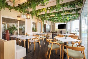 供应早餐、午餐和晚餐，国际美食，海滩景观