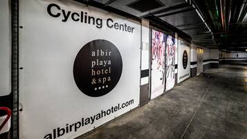 Centro de ciclismo con un gran anuncio del Hotel & Spa Albir Playa.