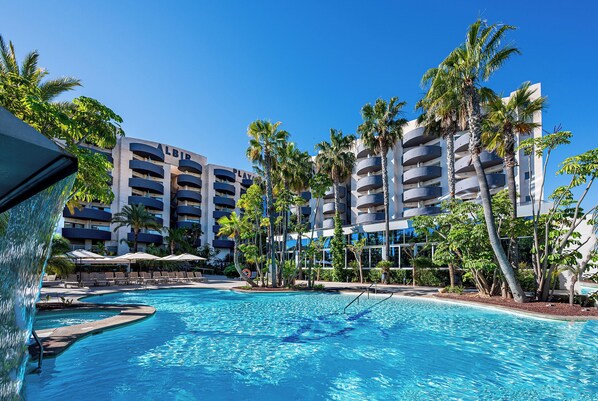 A hotel with multiple balconies, a swimming pool, and palm trees. - Albir Playa Hotel & Spa (L'Alfas del Pi)