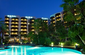 A hotel with multiple balconies, a swimming pool, and lush tropical landscaping. - Albir Playa Hotel & Spa (L'Alfas del Pi)