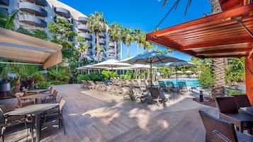 Bar junto a la piscina