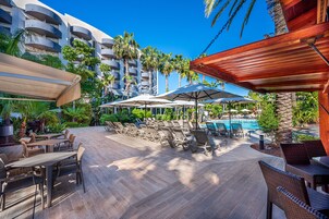 Bar junto a la piscina