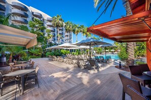 Bar en bord de piscine