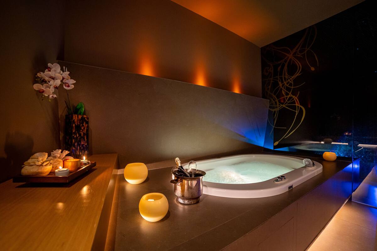 couples treatment room(s), sauna, hot tub, turkish bath/hammam