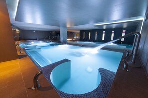 Salas de tratamiento para parejas, un sauna, una bañera de hidromasaje