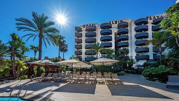 Piscine extérieure, parasols de plage, chaises longues