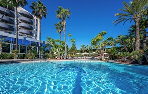 Outdoor pool, pool umbrellas, sun loungers - Albir Playa Hotel & Spa (L'Alfas del Pi)