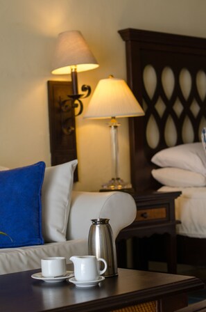 Ropa de cama de alta calidad, camas con pillow-top y minibar 