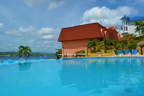 Infinity pool