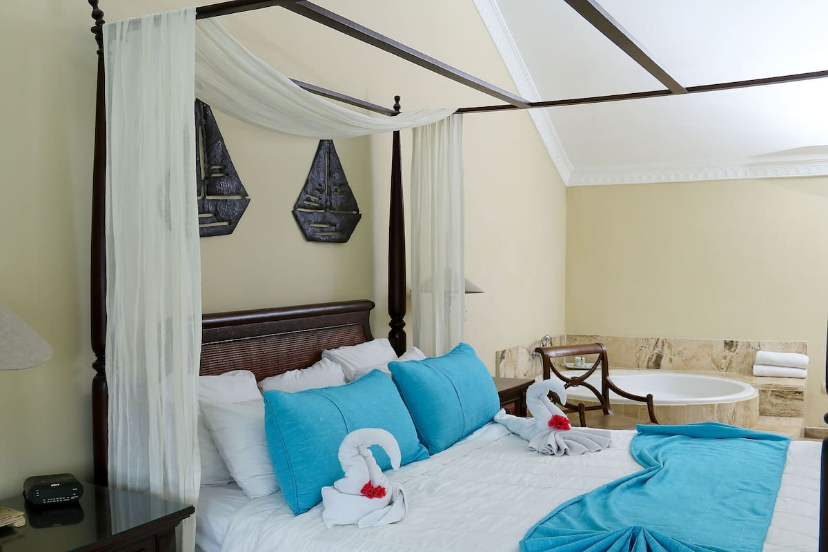 Luxe beddengoed, pillowtop-bedden, een minibar, een kluis op de kamer